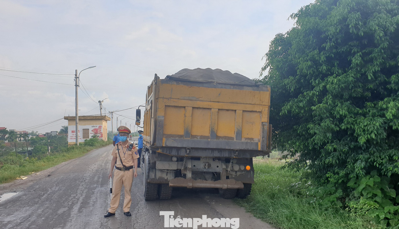 Xử phạt nhiều xe quá tải, cơi nới thùng tàn phá đê sông Hồng ảnh 3