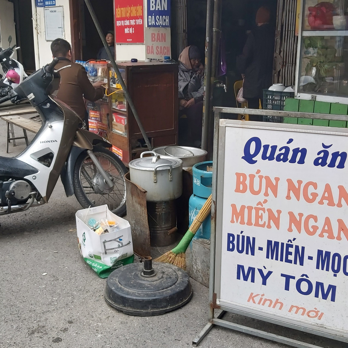 Người dân Thủ đô bức bối, ngột ngạt vì quán ăn dùng bếp than tổ ong ảnh 8