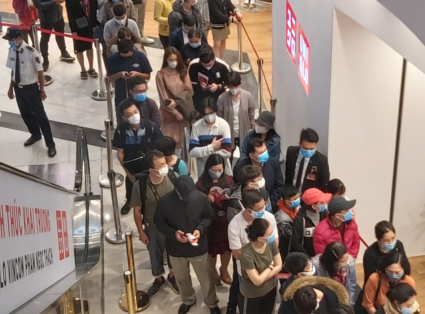 Bất chấp rủi ro dịch Covid 19, người dân vẫn xếp hàng mua đồ Uniqlo ảnh 5