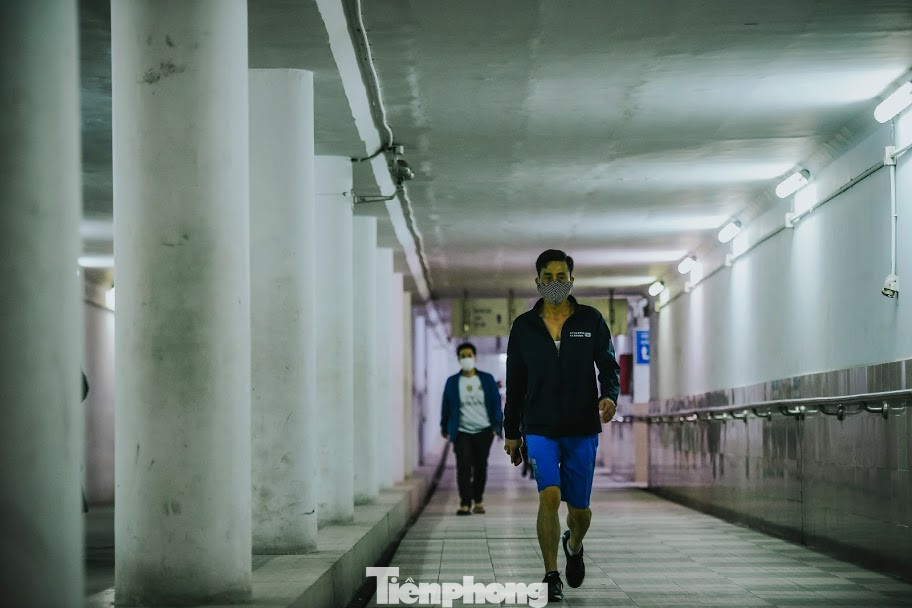 Người dân Thủ đô xuống hầm đi bộ tập thể dục trong mùa COVID-19 ảnh 7