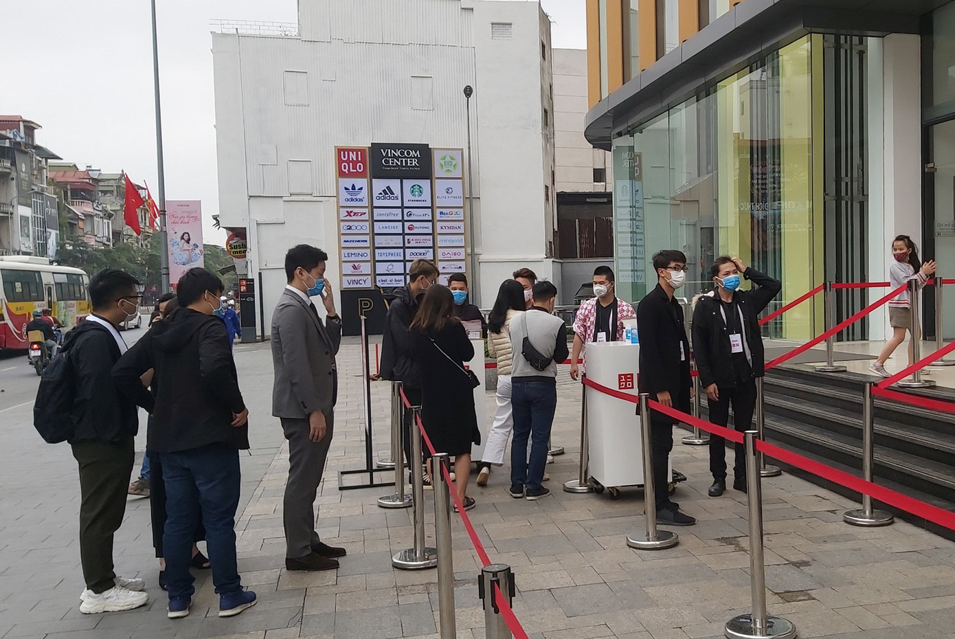 Bất chấp rủi ro dịch Covid 19, người dân vẫn xếp hàng mua đồ Uniqlo ảnh 2