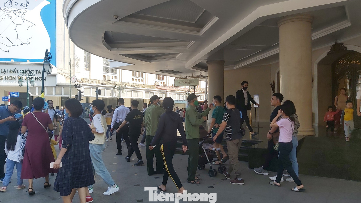 Khẩu trang dạo đắt hàng trên phố đi bộ Hồ Hoàn Kiếm ảnh 9