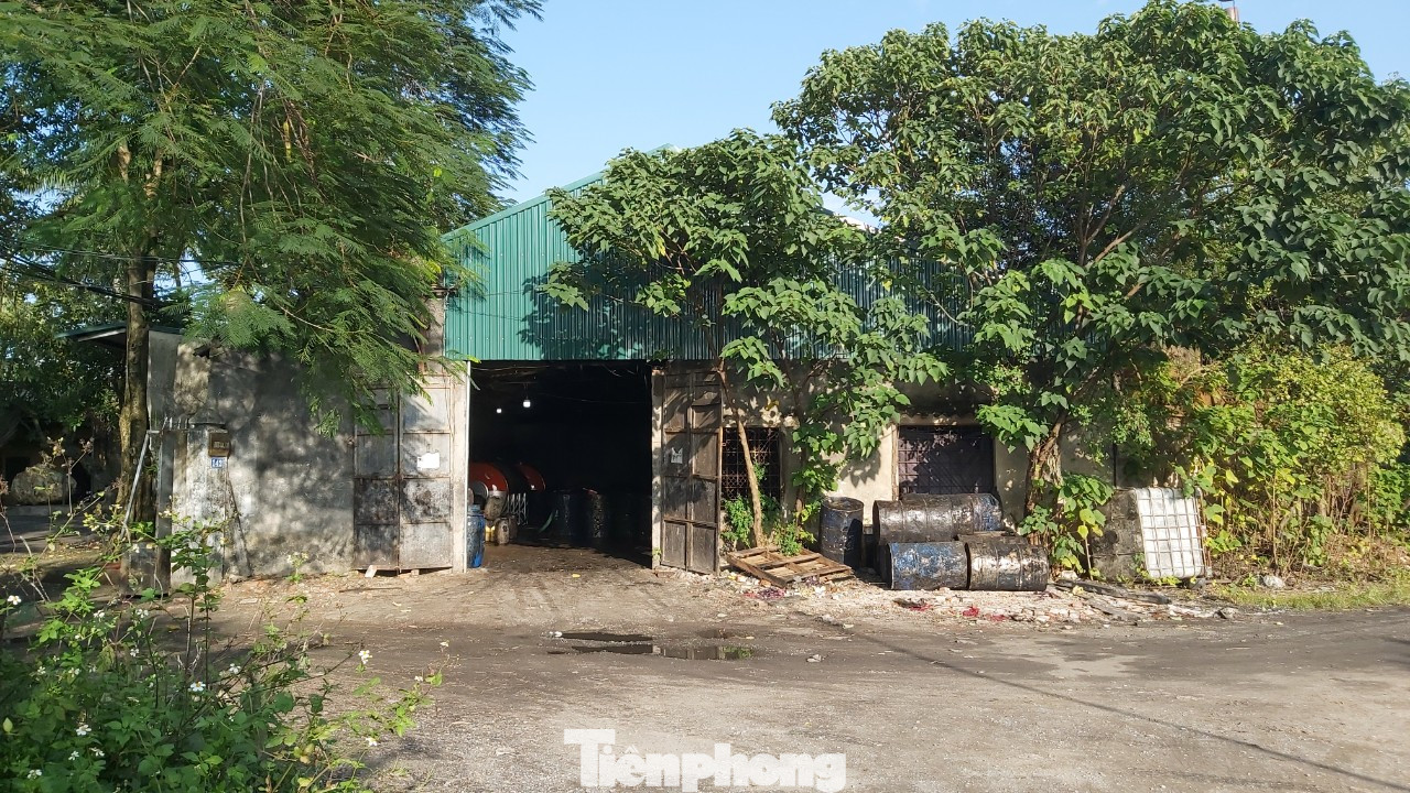 Cận cảnh nhà xưởng ô nhiễm bủa vây trường học, khu dân cư ở Hà Nội ảnh 2