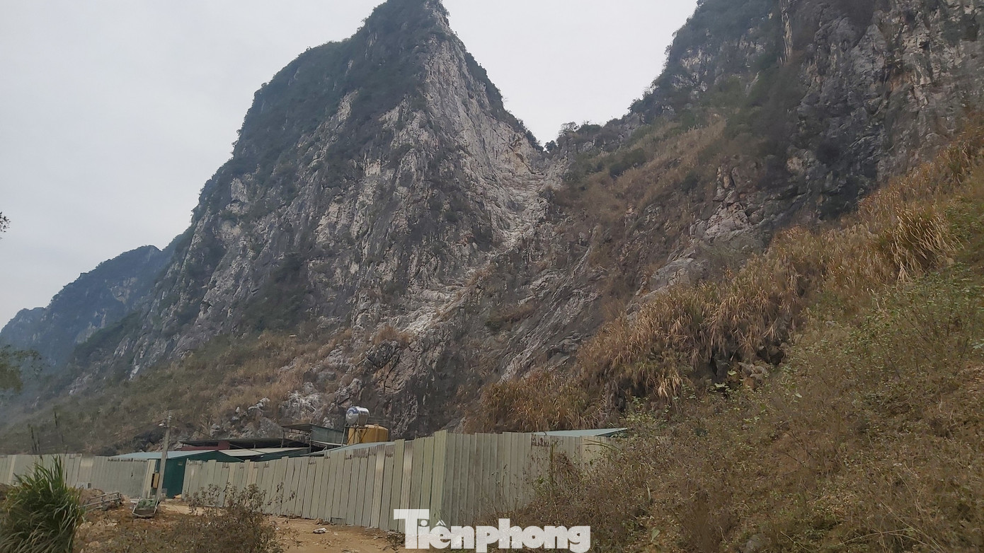 Lò đốt thải khói độc, nước đen ngòm cạnh vách núi ngoại thành Hà Nội ảnh 1