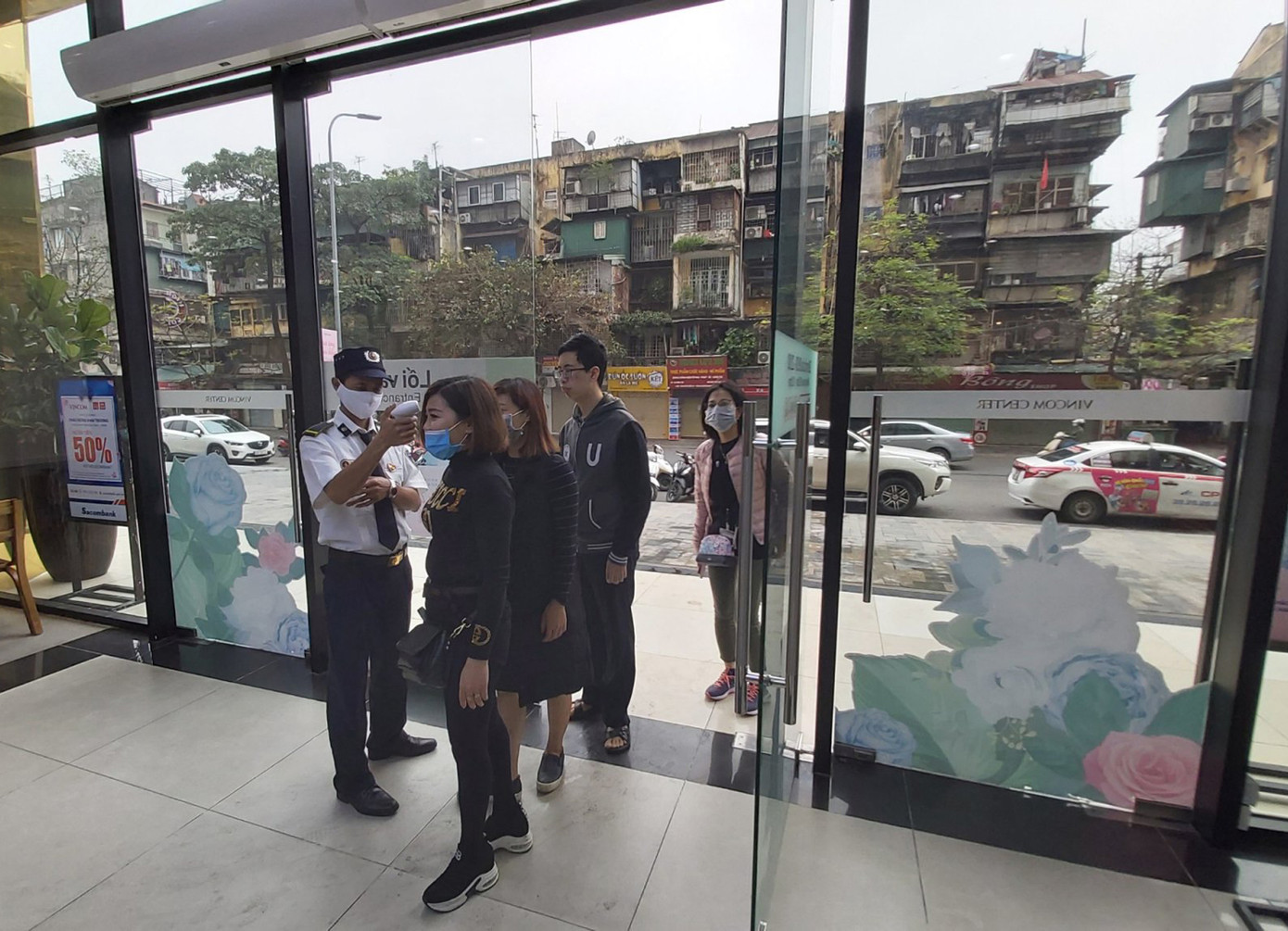 Bất chấp rủi ro dịch Covid 19, người dân vẫn xếp hàng mua đồ Uniqlo ảnh 9