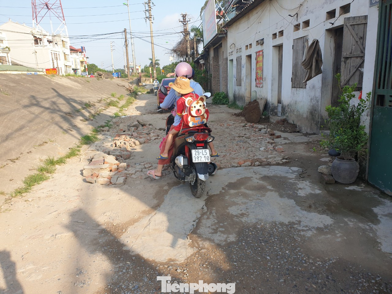 Đường Thủ đô lầy lội giữa ngày nắng, dân đổ gạch lấp 'ổ trâu' không xuể ảnh 1