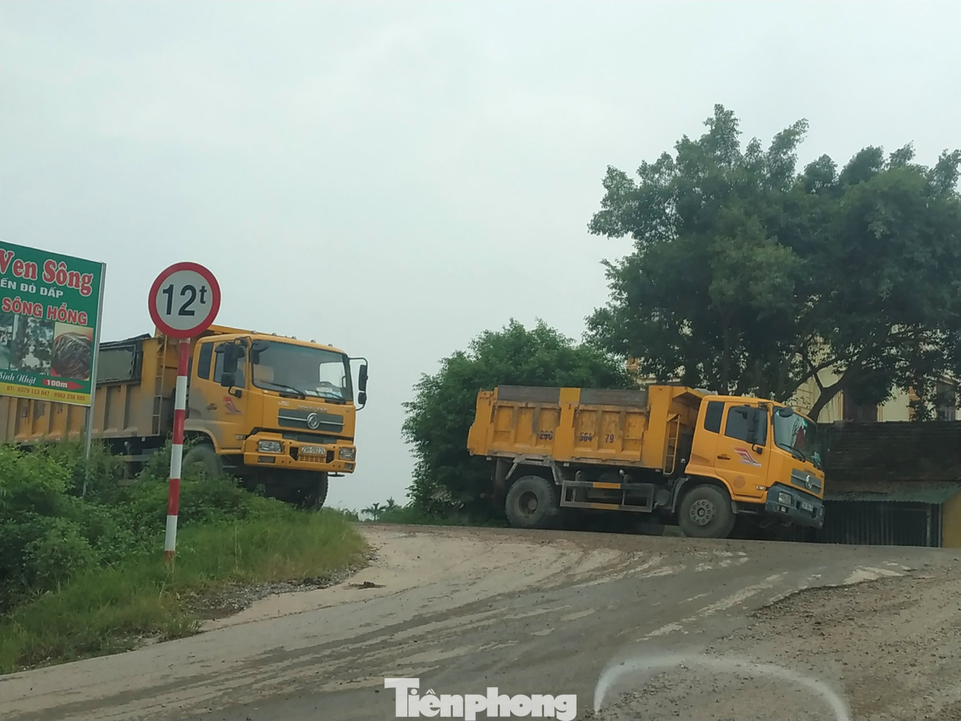 Xe quá tải, cơi nới tung hoành, tàn phá đê sông Hồng đoạn qua Hà Nội ảnh 11