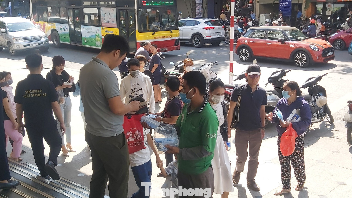 Khẩu trang dạo đắt hàng trên phố đi bộ Hồ Hoàn Kiếm ảnh 5