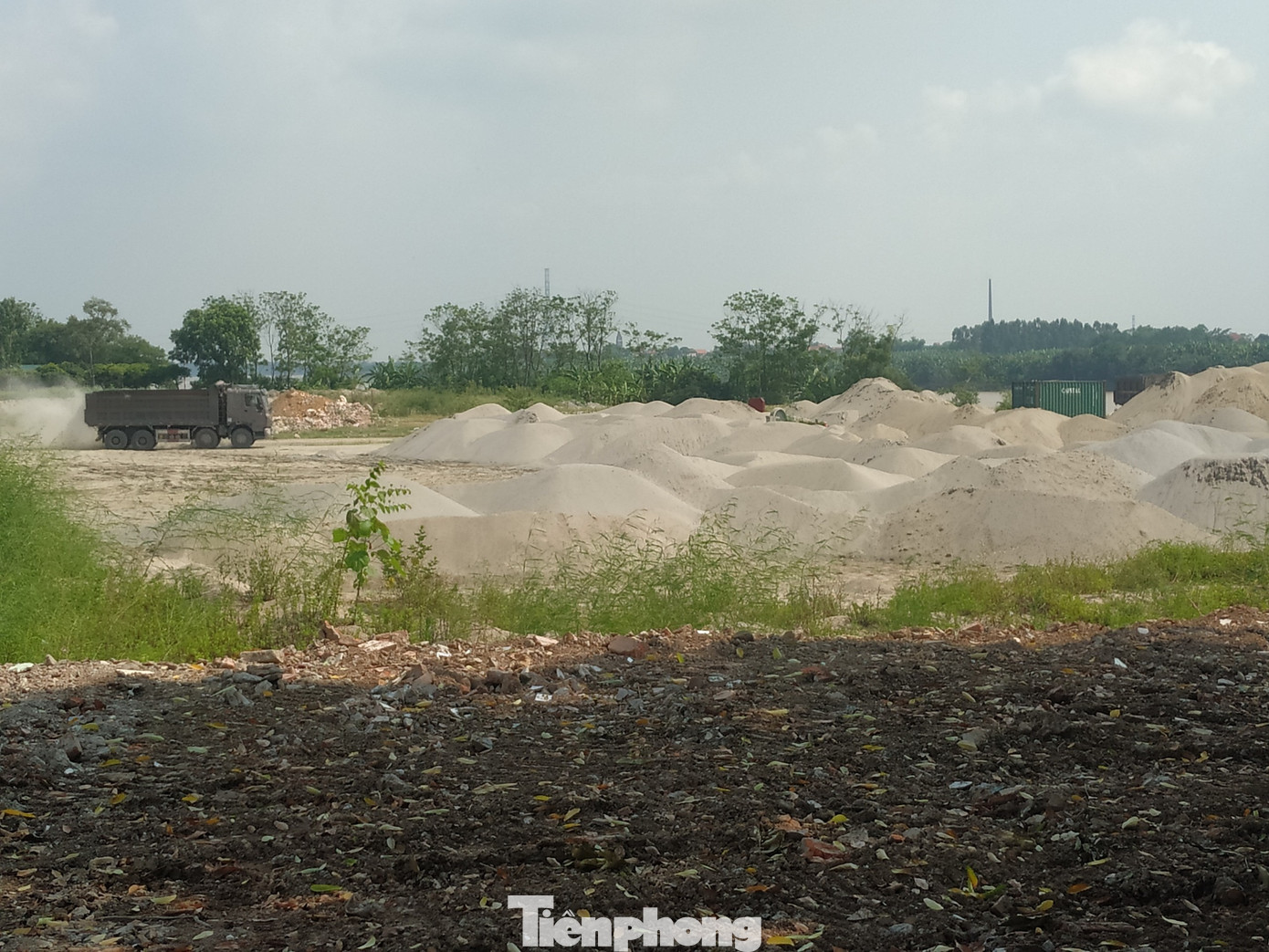 Ai 'chống lưng' cho trạm trộn bê tông, bãi cát dọc sông Hồng? ảnh 1