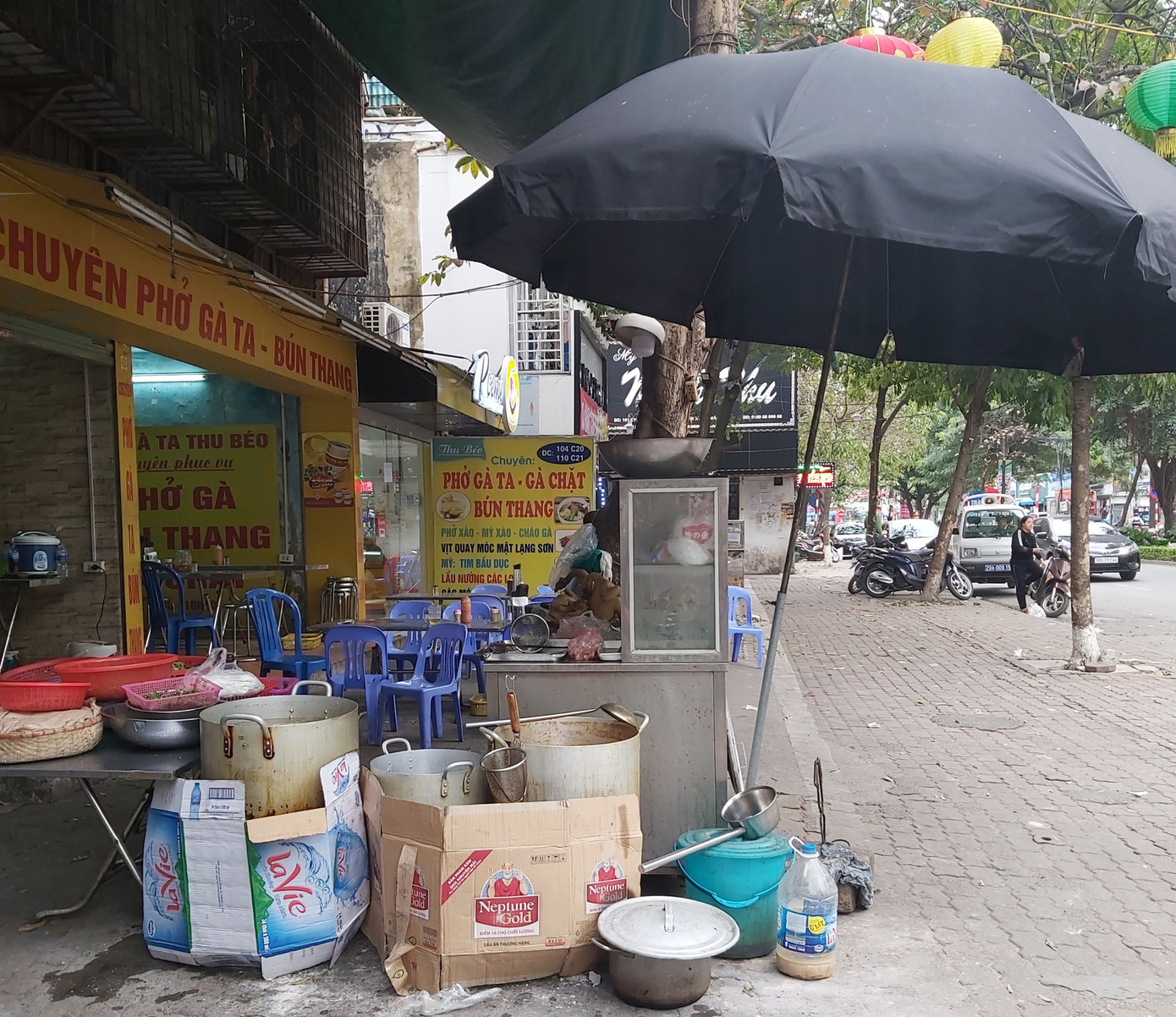 Người dân Thủ đô bức bối, ngột ngạt vì quán ăn dùng bếp than tổ ong ảnh 4