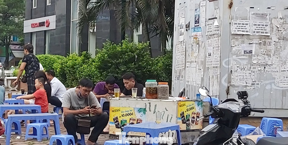 Người Hà Nội vẫn 'bám trụ' trà đá vỉa hè, không đeo khẩu trang ảnh 4