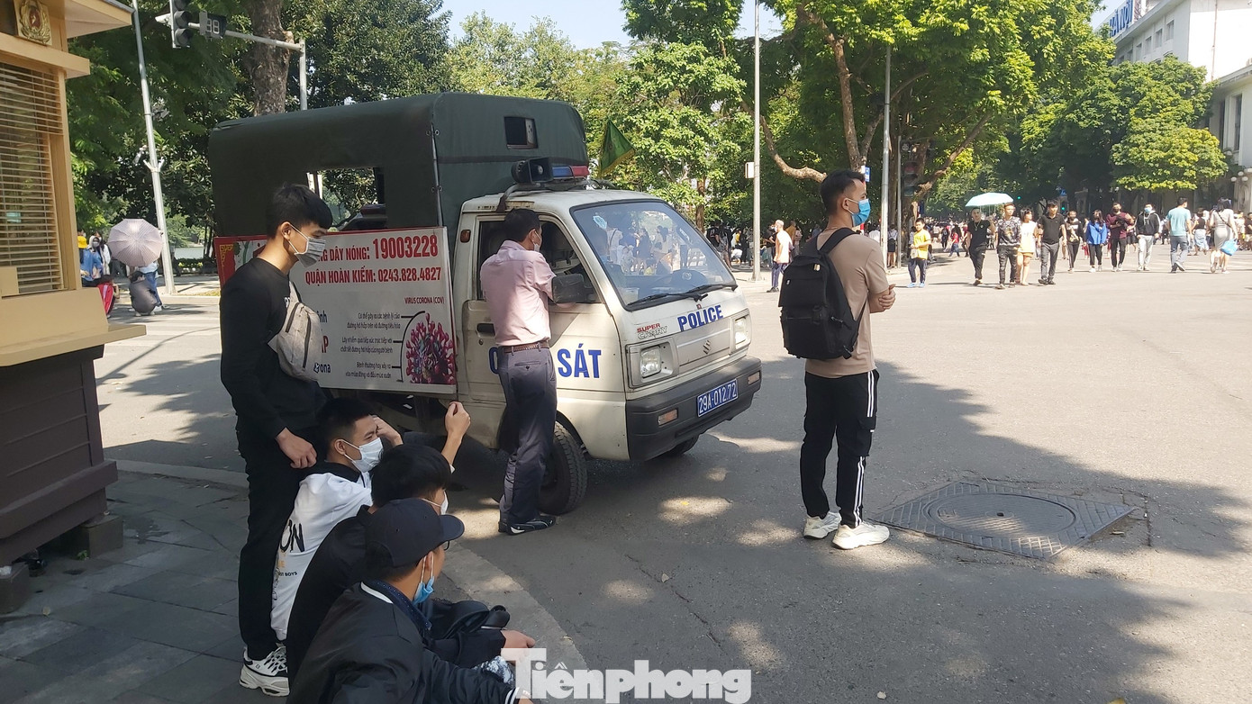 Khẩu trang dạo đắt hàng trên phố đi bộ Hồ Hoàn Kiếm ảnh 8