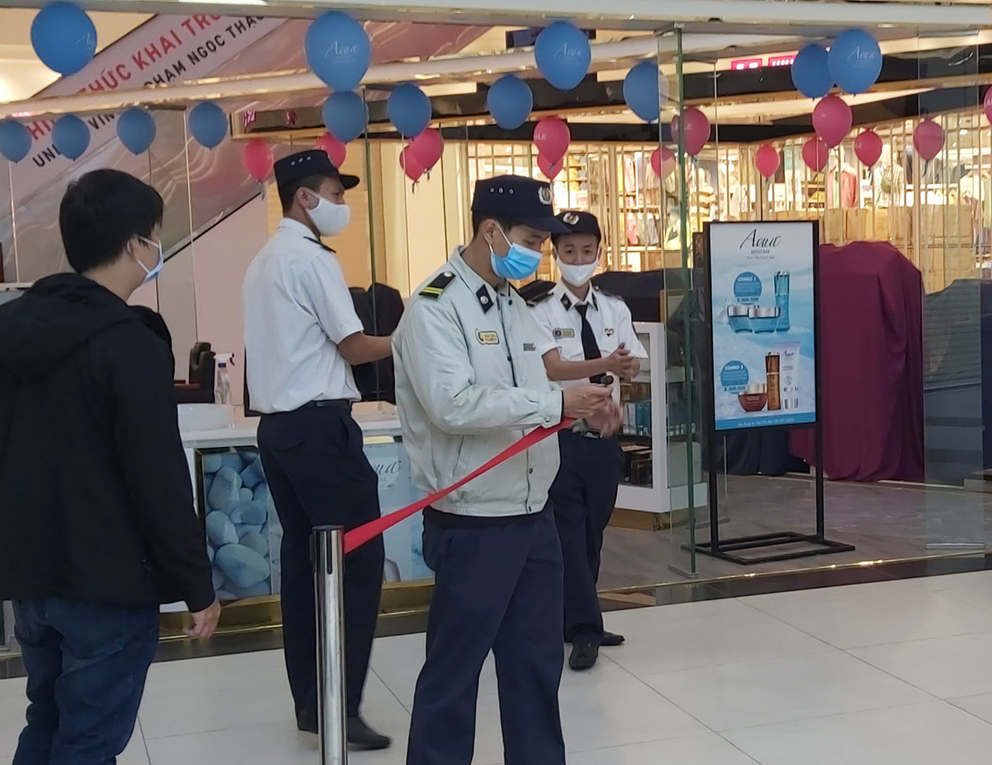 Bất chấp rủi ro dịch Covid 19, người dân vẫn xếp hàng mua đồ Uniqlo ảnh 8