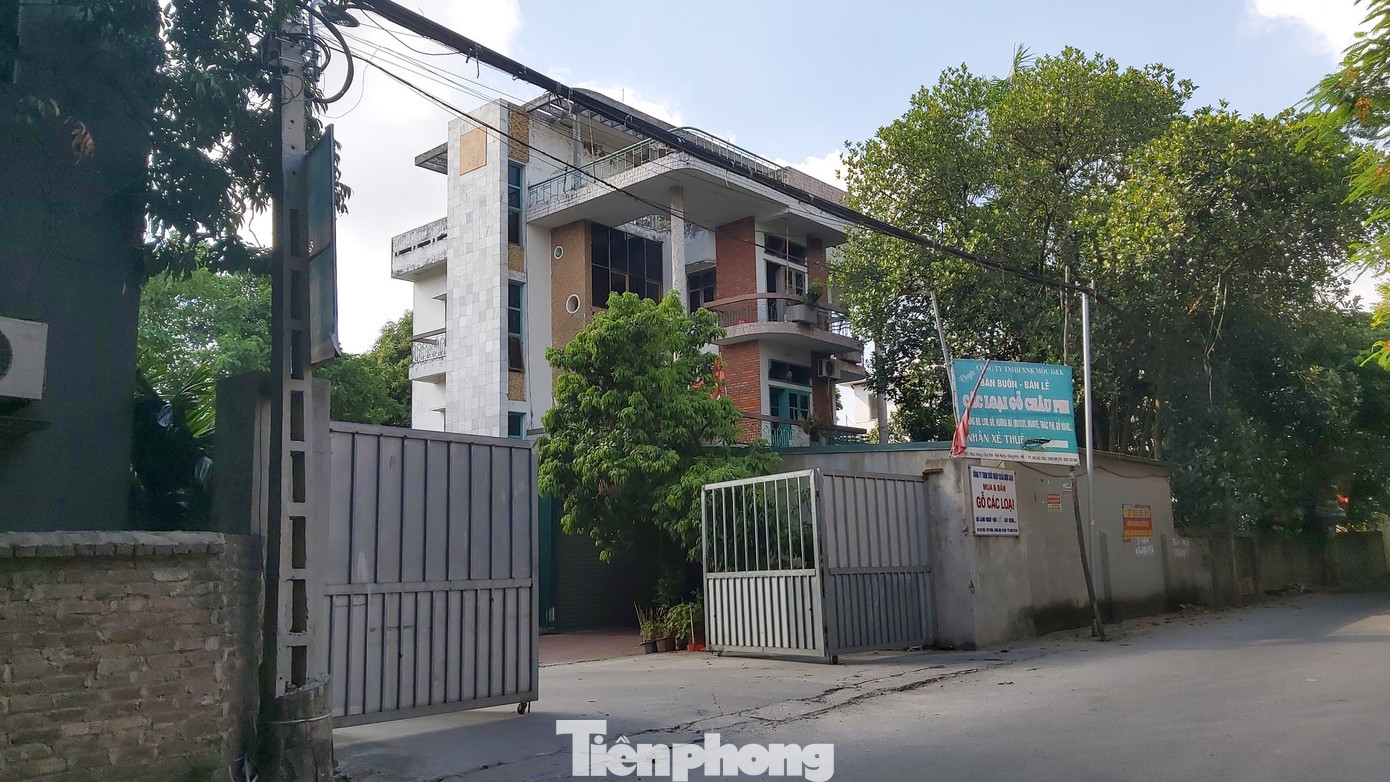 Cận cảnh nhà xưởng 'nhảy dù' dày đặc xuống đất ruộng ngoại thành Hà Nội ảnh 4