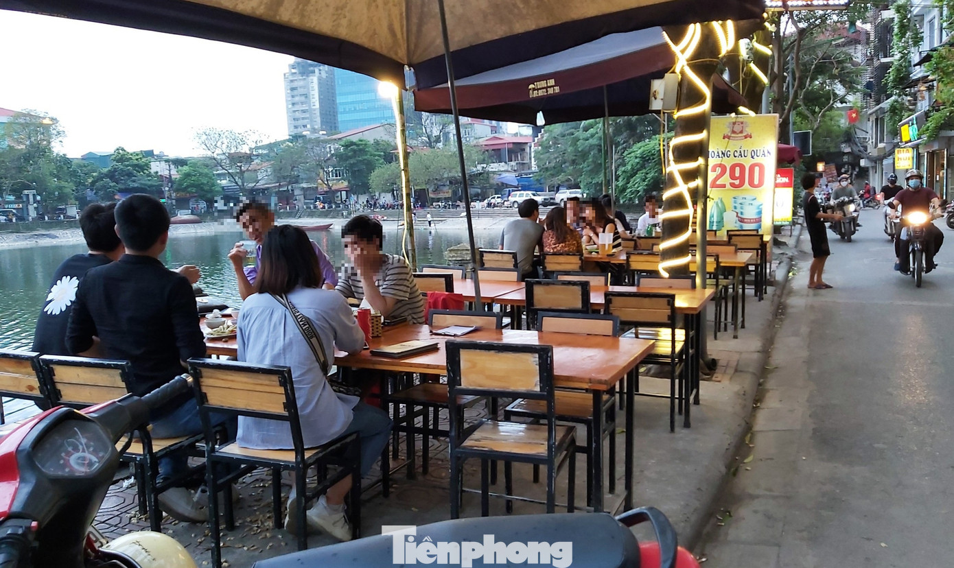Quán bia ở Hà Nội tràn vỉa hè, đông đúc giữa dịch COVID-19 ảnh 1