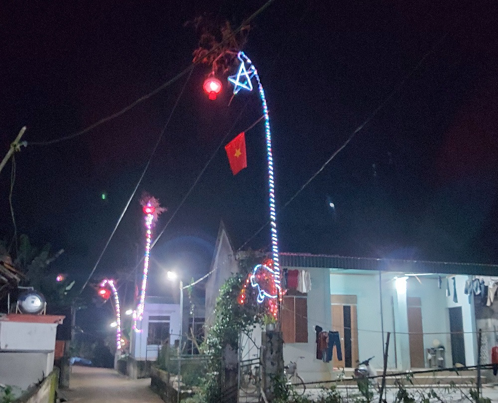 Độc đáo cách đón Tết bằng cây nêu rực rỡ trên các cung đường tại Nghệ An ảnh 4