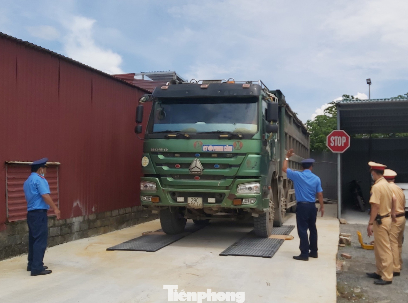 Xử phạt nhiều xe quá tải, cơi nới thùng tàn phá đê sông Hồng ảnh 9