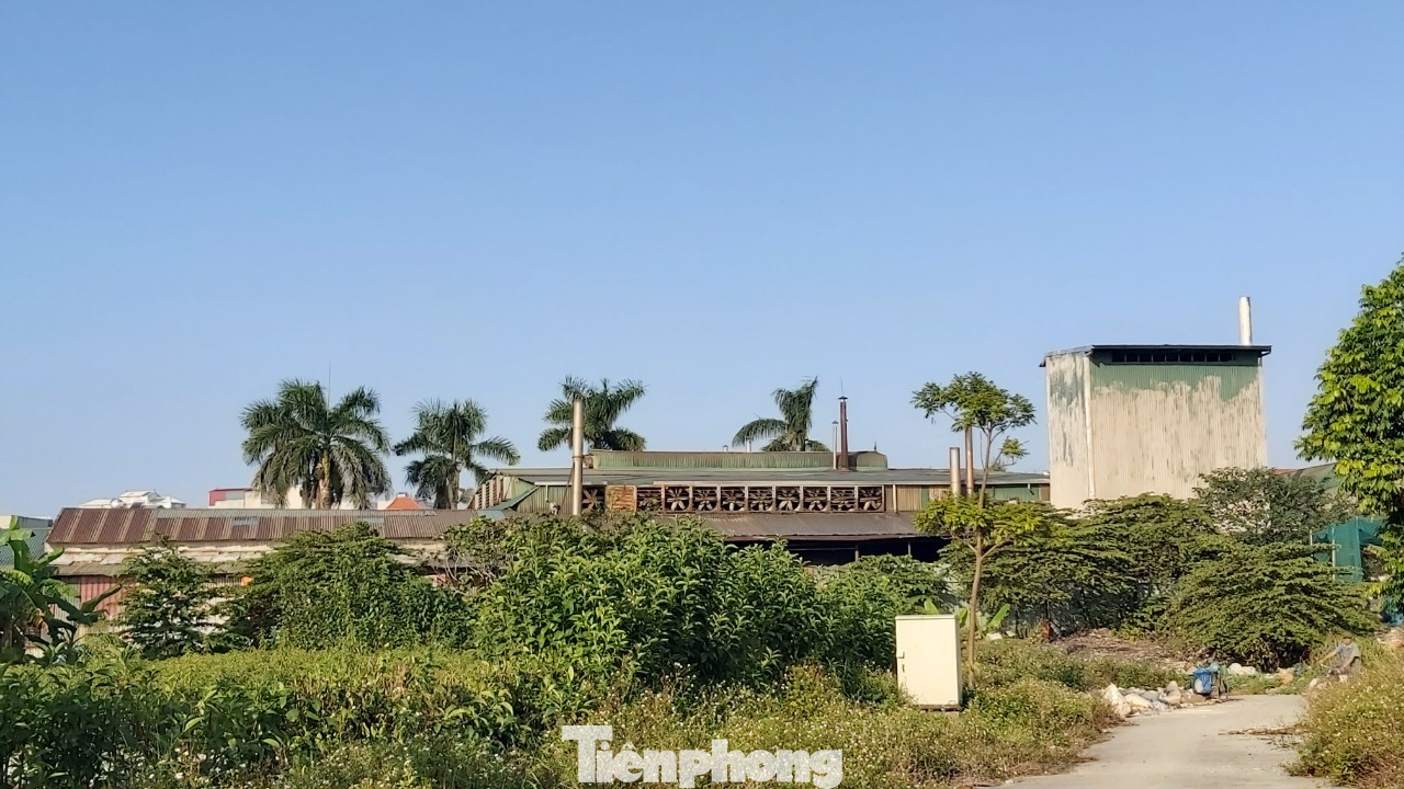 Cận cảnh nhà xưởng ô nhiễm bủa vây trường học, khu dân cư ở Hà Nội ảnh 5