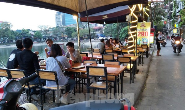 Đóng cửa quán bia tràn vỉa hè, đông đúc giữa dịch COVID-19 ở Hà Nội ảnh 1