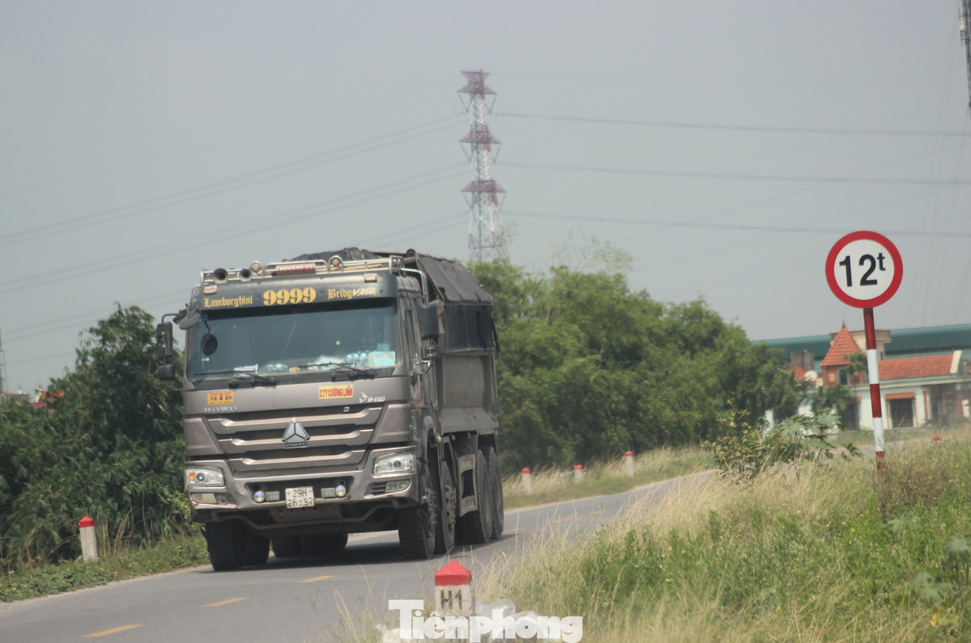 Xe quá tải, cơi nới tung hoành, tàn phá đê sông Hồng đoạn qua Hà Nội ảnh 2
