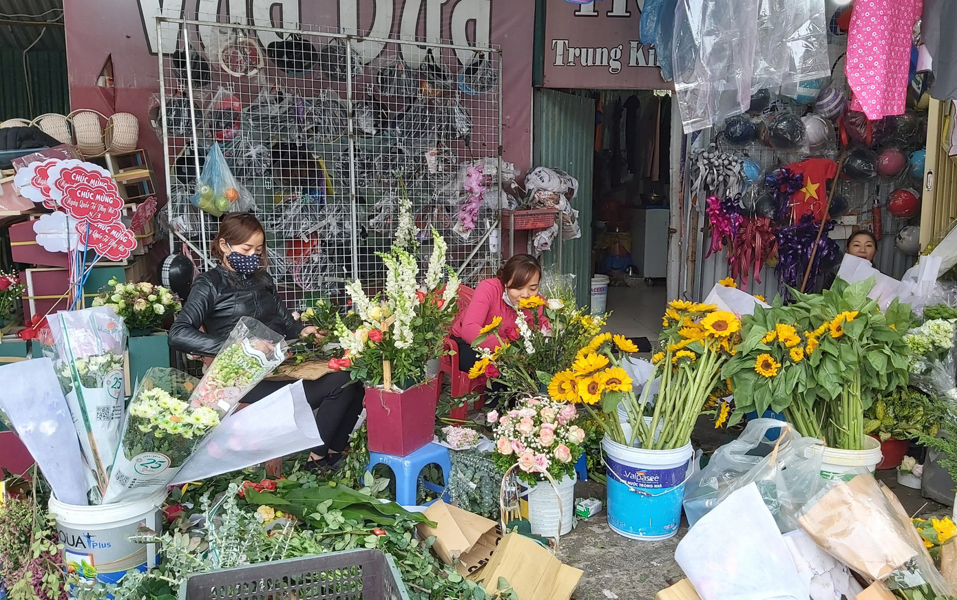 Giữa dịch Covid, làng hoa, cửa hàng hoa heo hắt trước ngày 8/3 ảnh 7