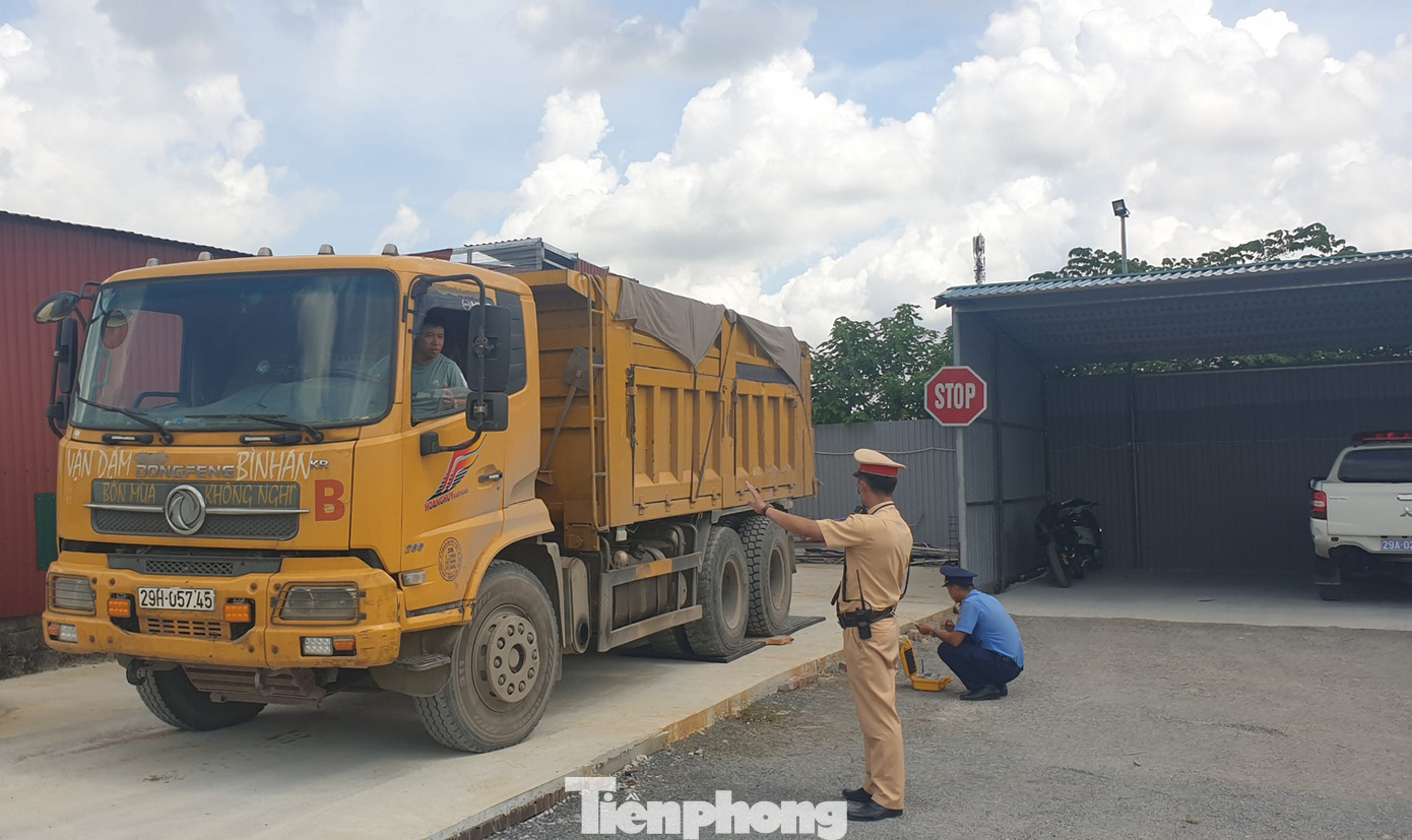 Xử phạt nhiều xe quá tải, cơi nới thùng tàn phá đê sông Hồng ảnh 5