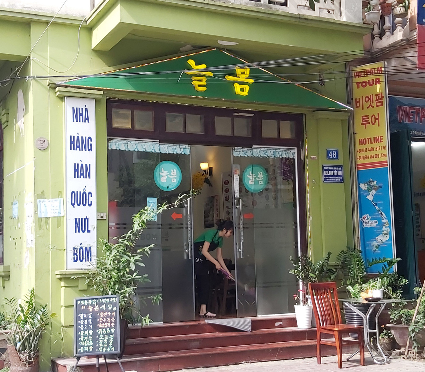 Người Hàn Quốc tại Hà Nội tích trữ thực phẩm, hạn chế đến nơi công cộng ảnh 5