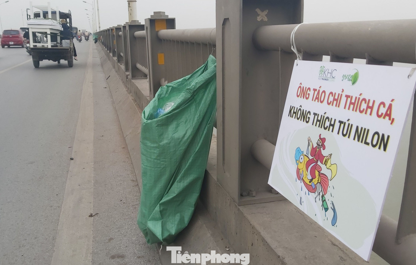 Thông điệp 'Ông Táo chỉ thích cá, không thích túi nilon' xuât hiện trên cầu Hà Nội ảnh 2