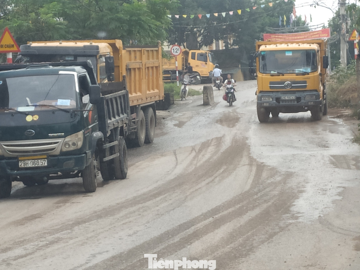 Xe quá tải cày nát đê sông Hồng: Sở sốt ruột, huyện im lặng ảnh 3