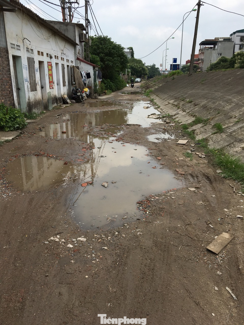 Đường Thủ đô lầy lội giữa ngày nắng, dân đổ gạch lấp 'ổ trâu' không xuể ảnh 7