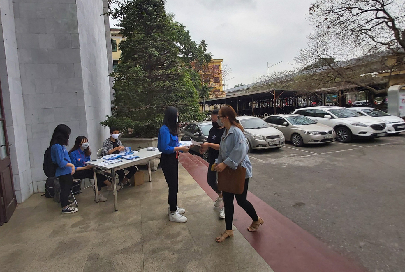 Đủ 'chiêu' phòng dịch ngày đầu tiên sinh viên Hà Nội trở lại giảng đường ảnh 6