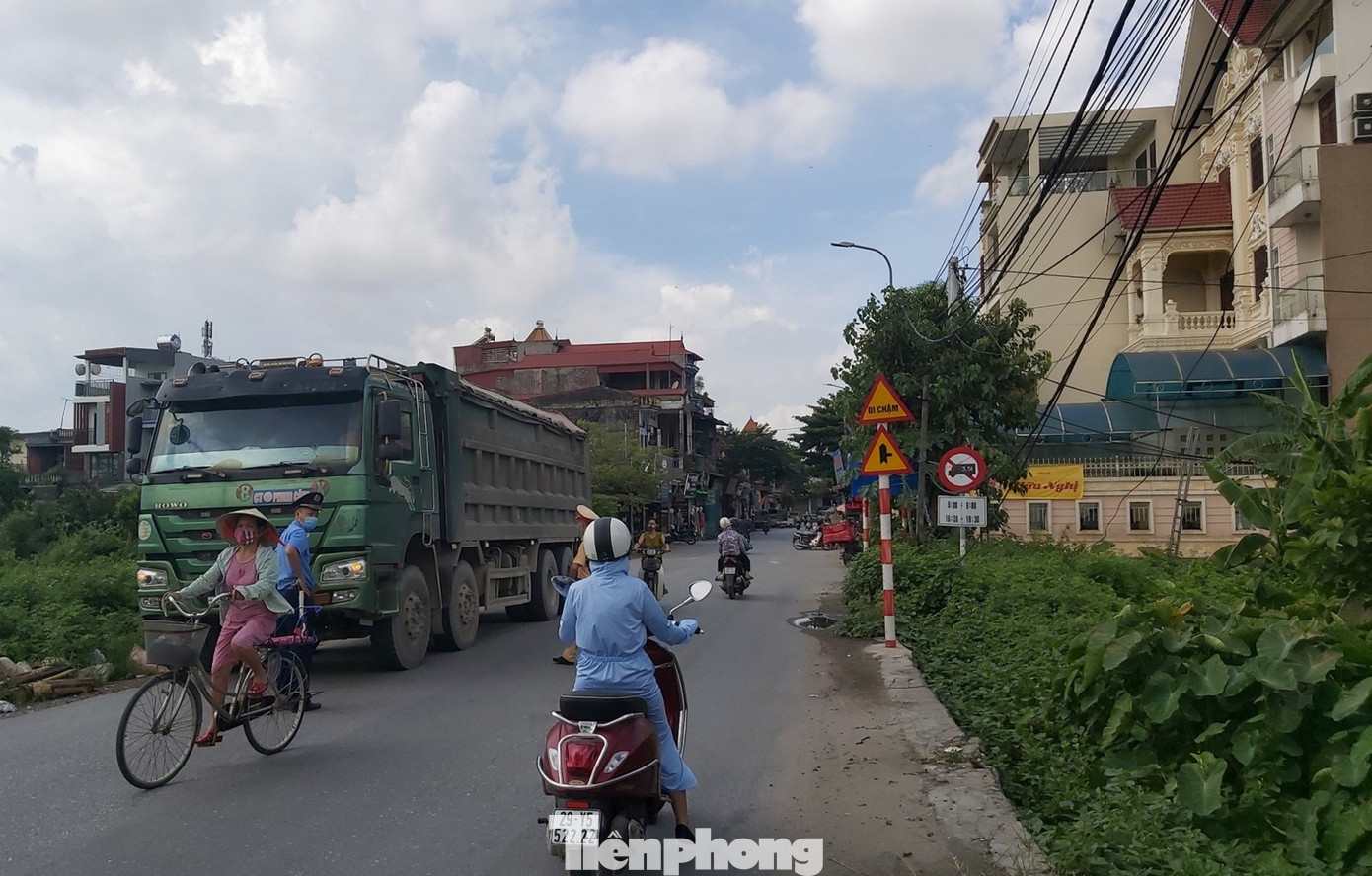 Xử phạt nhiều xe quá tải, cơi nới thùng tàn phá đê sông Hồng ảnh 6