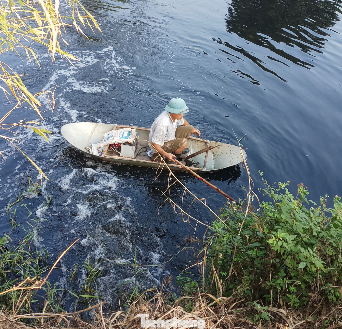 Ghê sợ dòng kênh đen sủi bọt đổ ra sông lớn ở Bắc Ninh ảnh 1