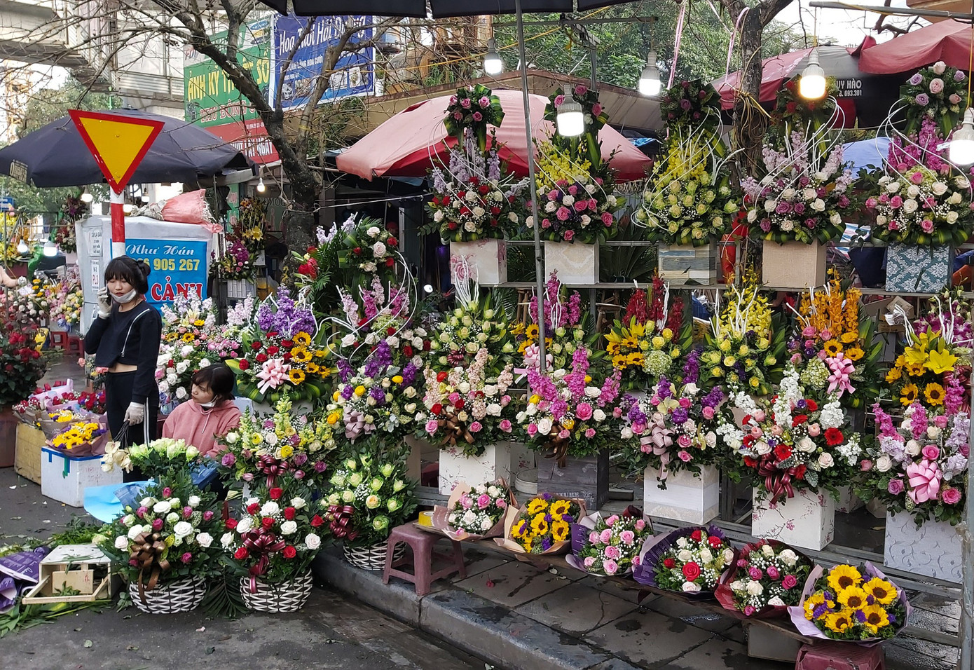 Ngày 8/3, hoa tại Hà Nội giảm giá mạnh vẫn ít người mua ảnh 2