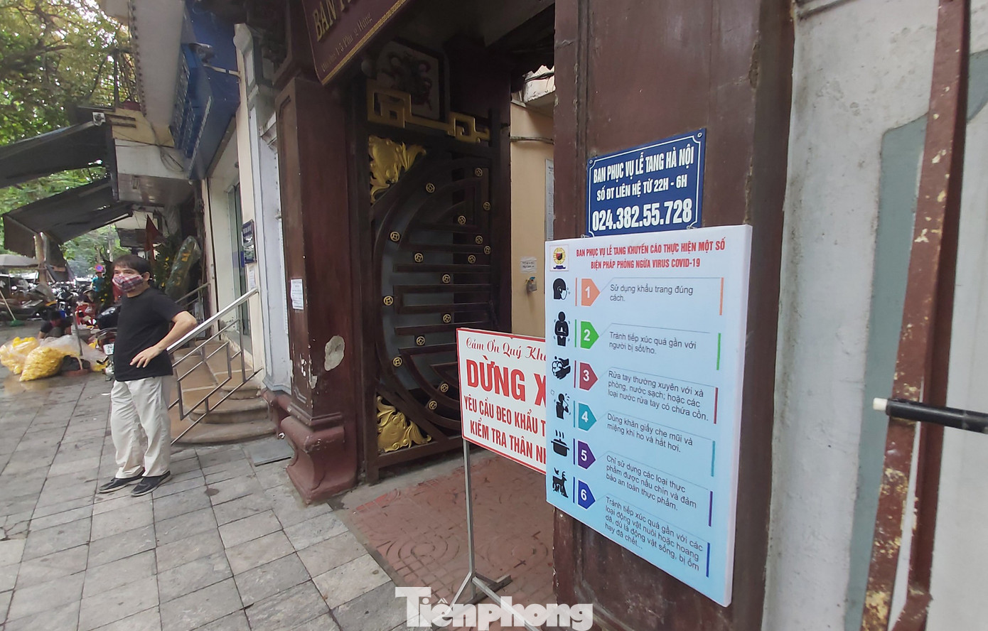 Những đám tang ngắn gọn trong thời gian ‘giãn cách’ chống dịch COVID-19 ở Hà Nội ảnh 3