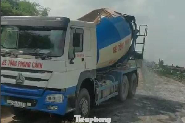 Xe quá tải, cơi nới tung hoành, tàn phá đê sông Hồng đoạn qua Hà Nội ảnh 1