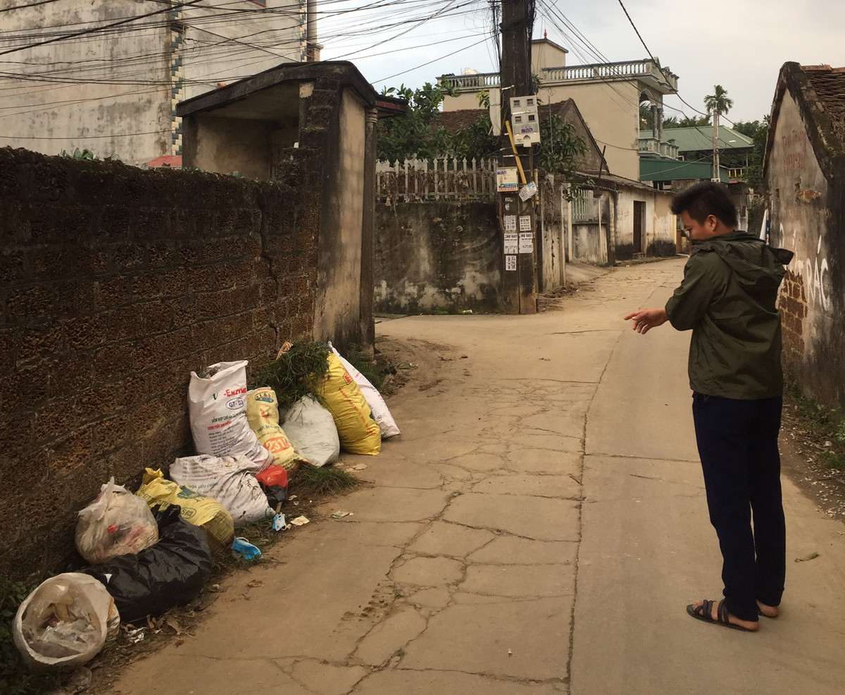 Bãi rác khổng lồ không được xử lý, dân dựng rào chặn xe rác ở Hà Nội ảnh 5