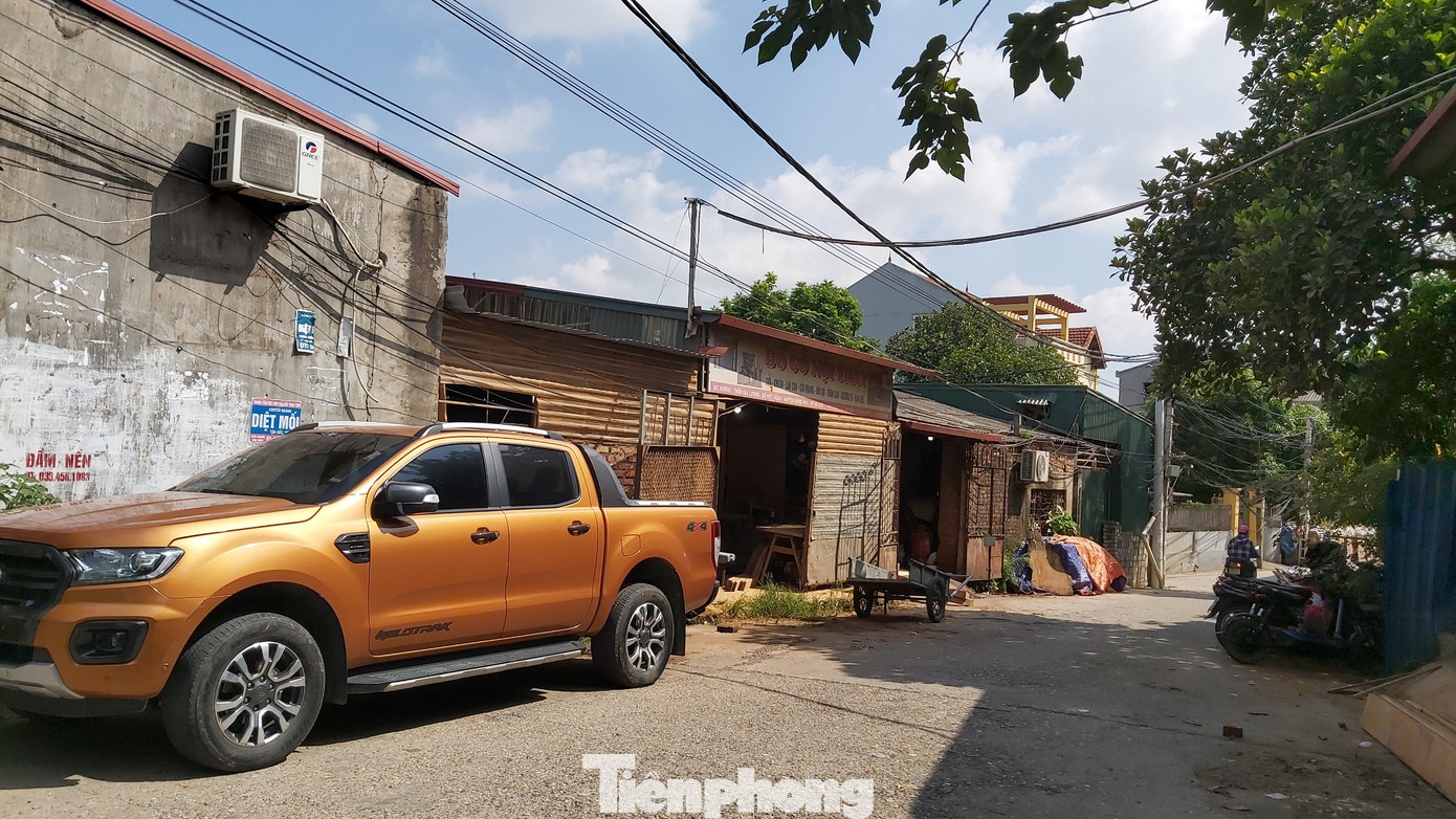 Cận cảnh nhà xưởng 'nhảy dù' dày đặc xuống đất ruộng ngoại thành Hà Nội ảnh 3