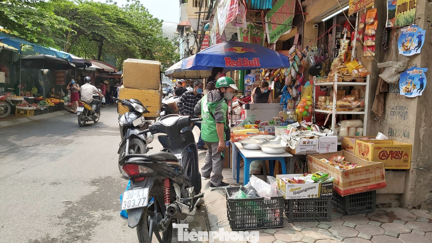 Bất chấp khuyến cáo, trà đá vỉa hè Hà Nội vẫn tấp nập khách ảnh 9