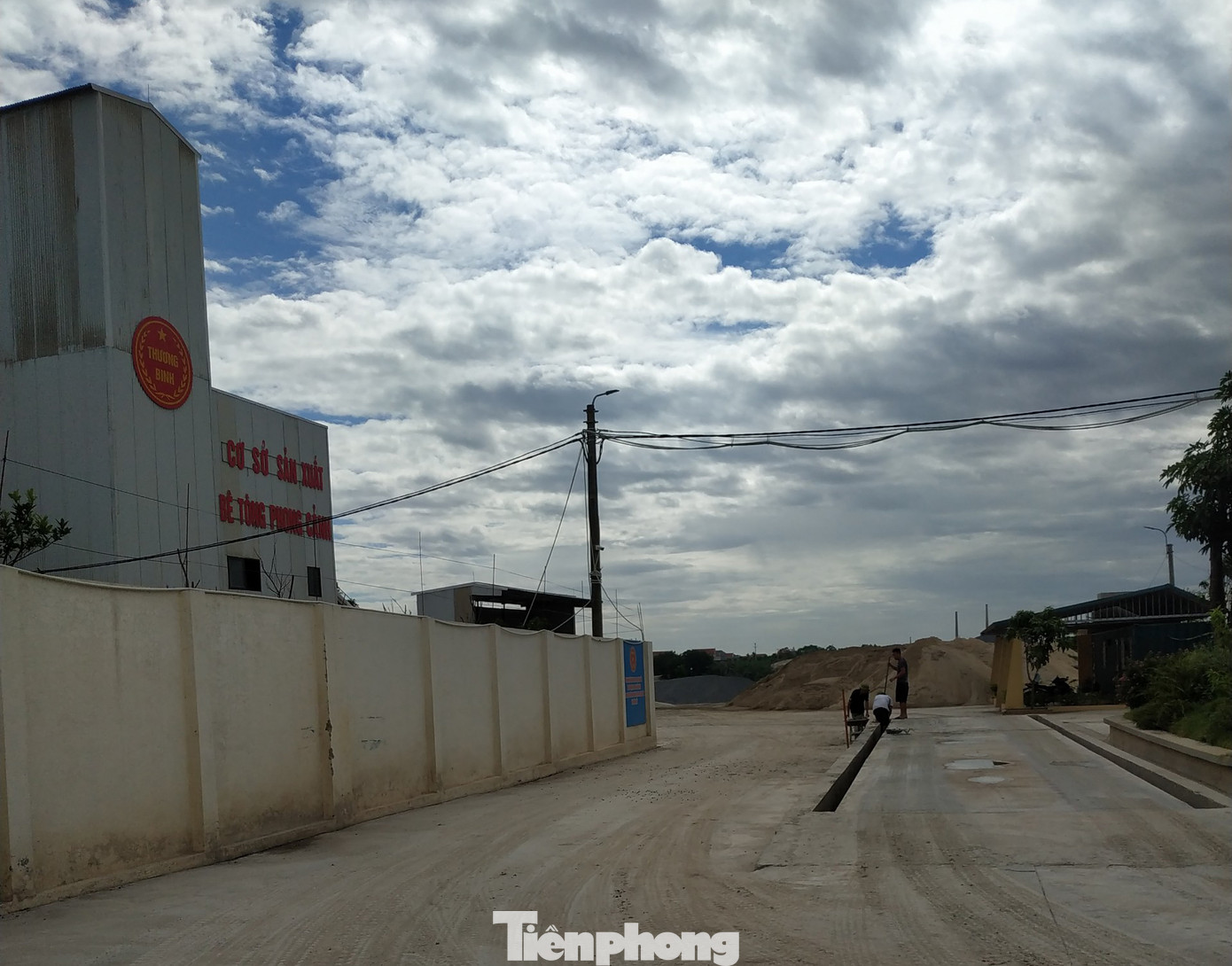 Ai 'chống lưng' cho trạm trộn bê tông, bãi cát dọc sông Hồng? ảnh 4