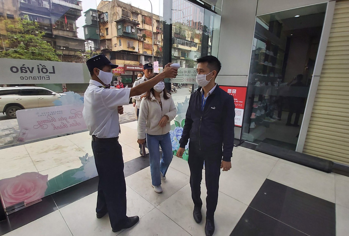 Bất chấp rủi ro dịch Covid 19, người dân vẫn xếp hàng mua đồ Uniqlo ảnh 10