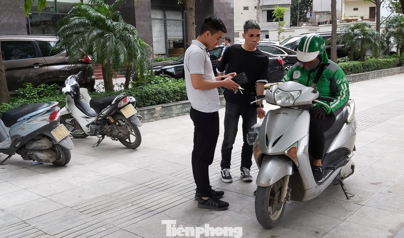 Shipper vừa giao hàng vừa nơm nớp lo nhiễm COVID-19 ảnh 6