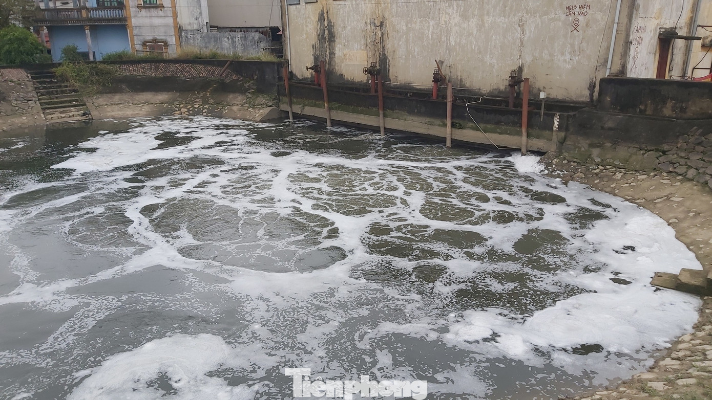 Dòng kênh đen sủi bọt đổ ra sông: Sở TN&MT Bắc Ninh không tìm được 'thủ phạm' ảnh 1