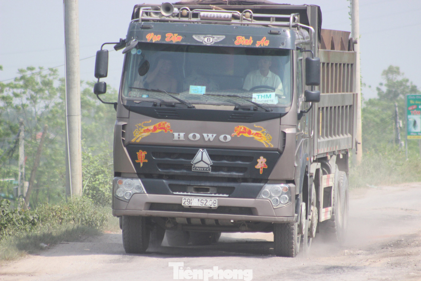 Xe quá tải, cơi nới tung hoành, tàn phá đê sông Hồng đoạn qua Hà Nội ảnh 4