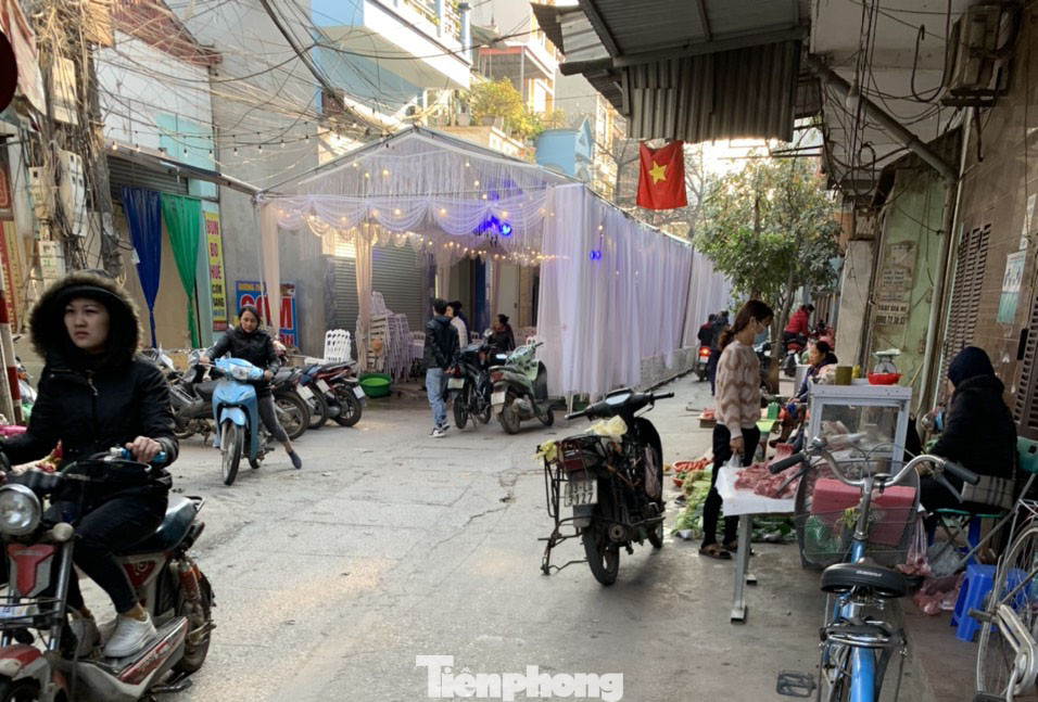 Tái diễn đám cưới dưới lòng đường ngoại thành Hà Nội ảnh 1