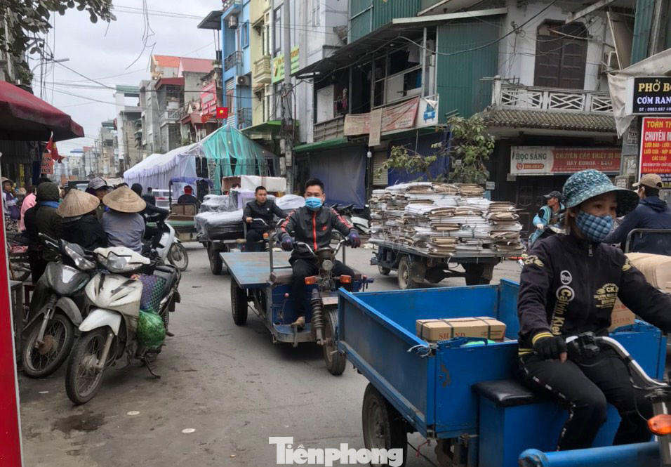 Tái diễn đám cưới dưới lòng đường ngoại thành Hà Nội ảnh 2