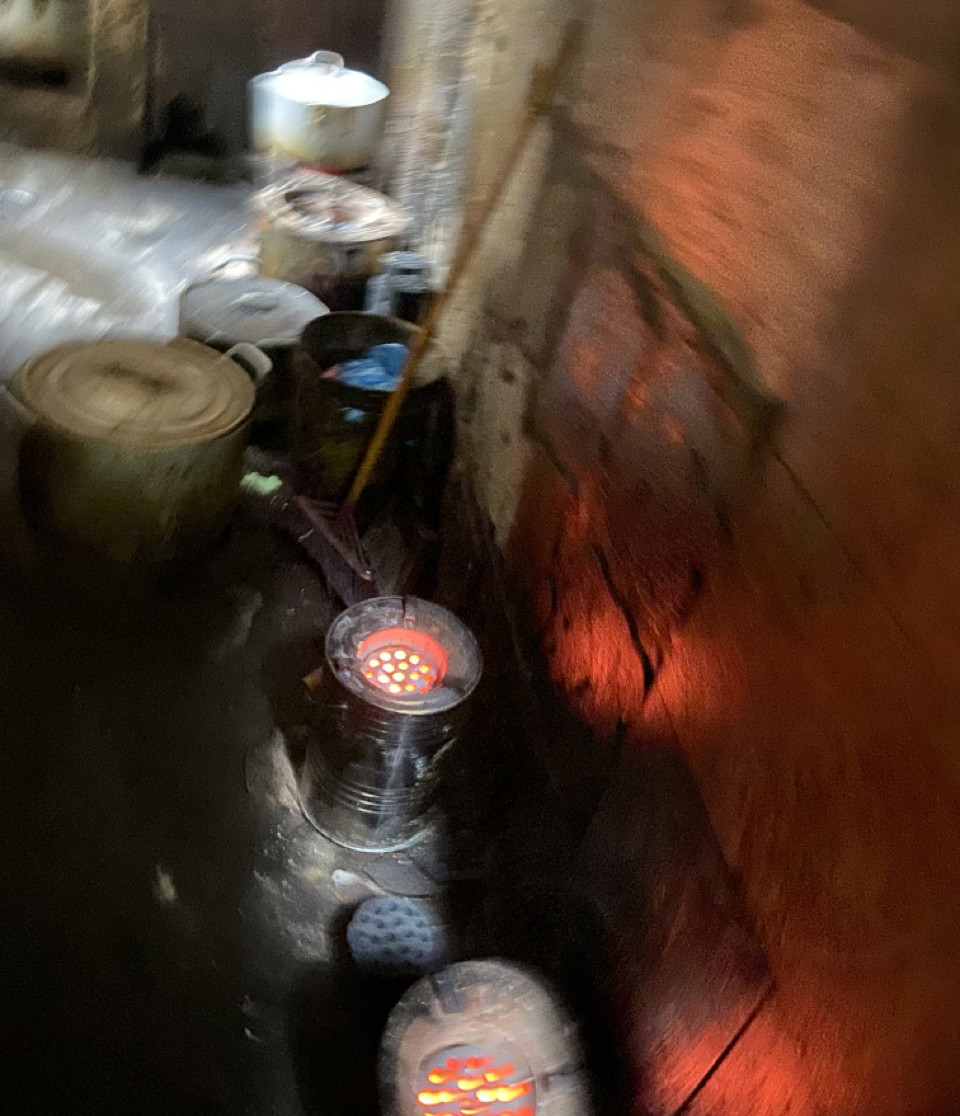 Người dân Thủ đô bức bối, ngột ngạt vì quán ăn dùng bếp than tổ ong ảnh 6