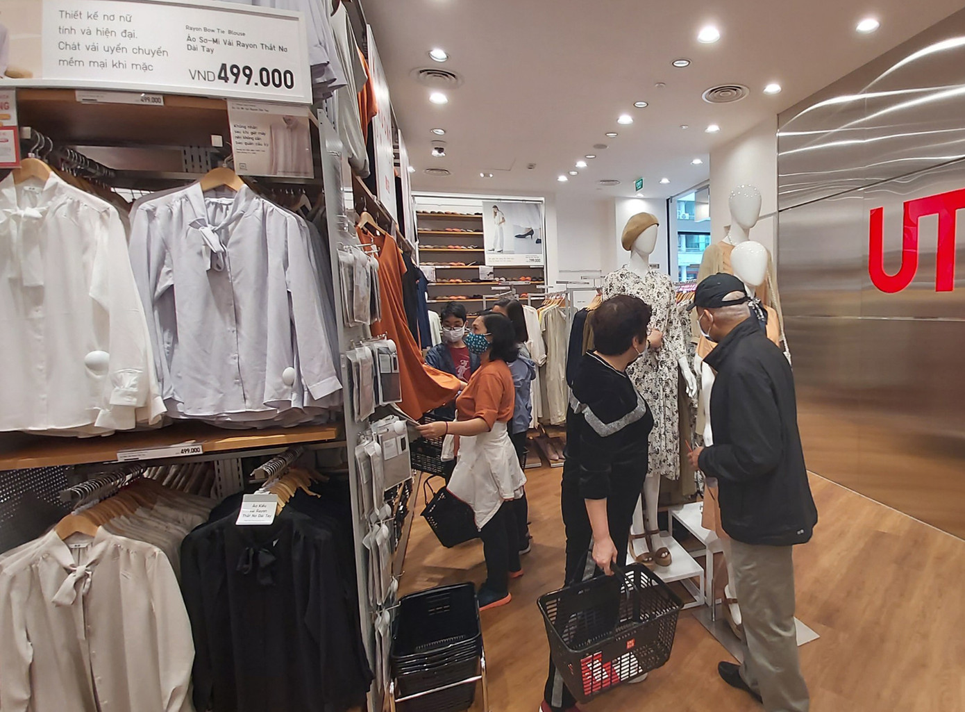 Bất chấp rủi ro dịch Covid 19, người dân vẫn xếp hàng mua đồ Uniqlo ảnh 6