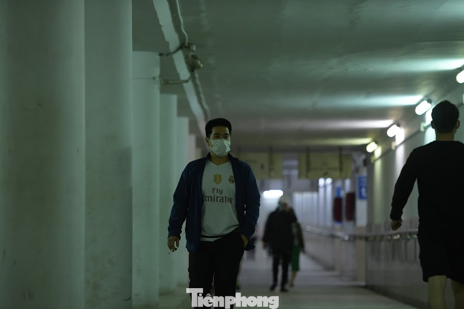 Người dân Thủ đô xuống hầm đi bộ tập thể dục trong mùa COVID-19 ảnh 5