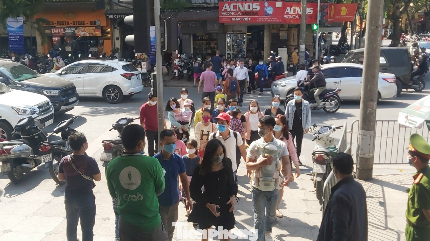 Khẩu trang dạo đắt hàng trên phố đi bộ Hồ Hoàn Kiếm ảnh 3